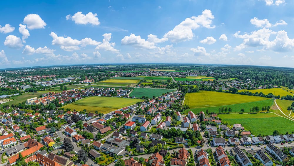 Die Stadt Stadtbergen westlich von Augsburg im Luftbild