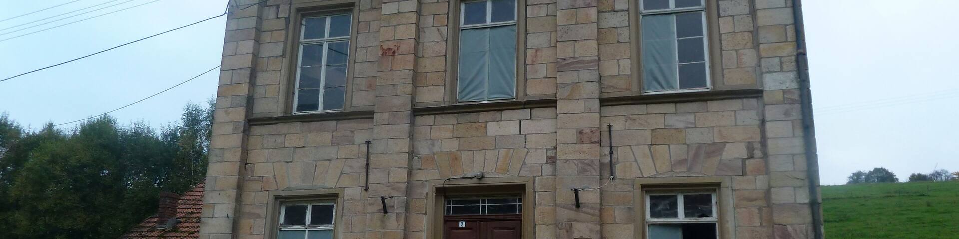 Auen an der Naheweinstraße - Die alte Schule aus Sandstein wird saniert