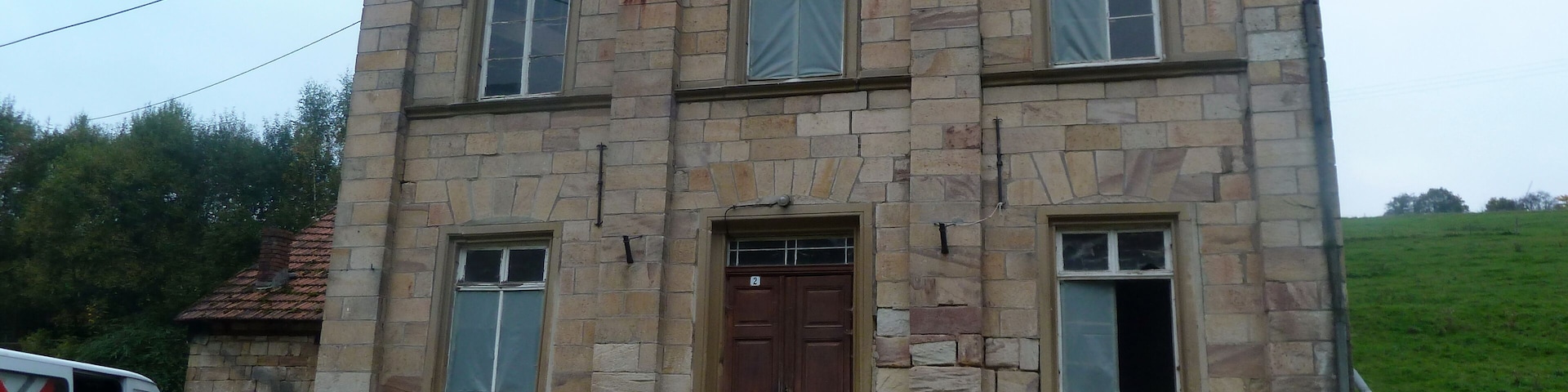 Auen an der Naheweinstraße - Die alte Schule aus Sandstein wird saniert