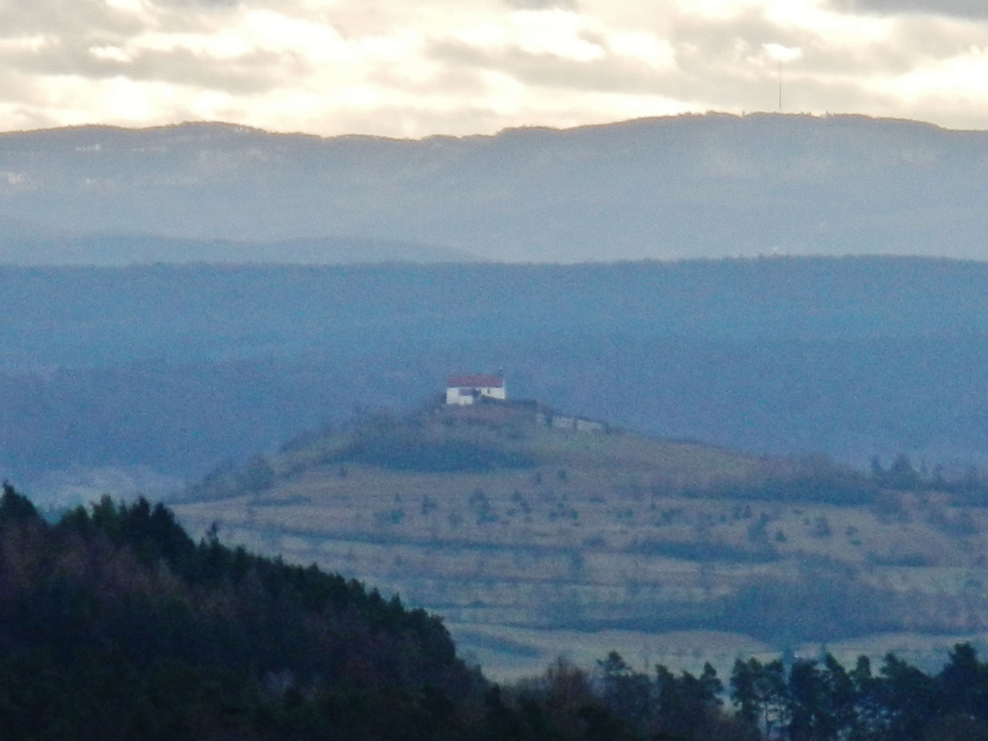 Blick über die Wurmlinger Kapelle zur Schwäbischen Alb
