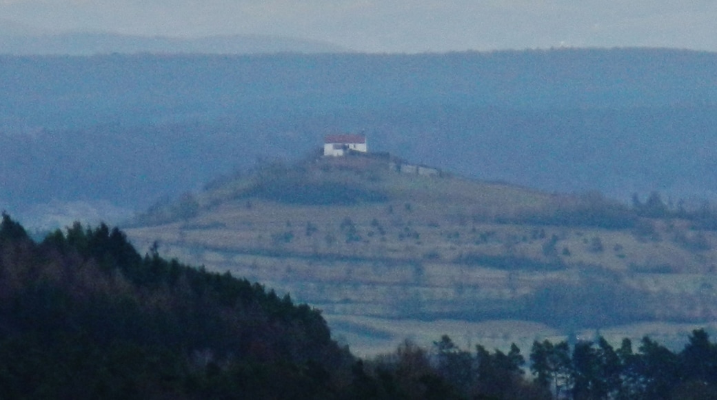 Blick über die Wurmlinger Kapelle zur Schwäbischen Alb