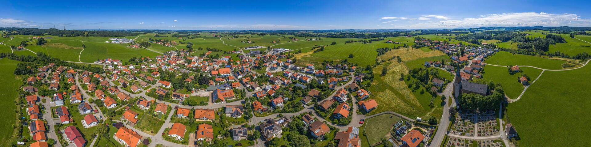 Die Ortschaft Kimratshofen bei Altusried im nördlichen Oberallgäu aus der Vogelperspektive