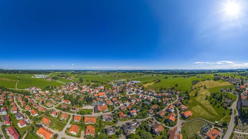 Die Ortschaft Kimratshofen bei Altusried im nördlichen Oberallgäu aus der Vogelperspektive