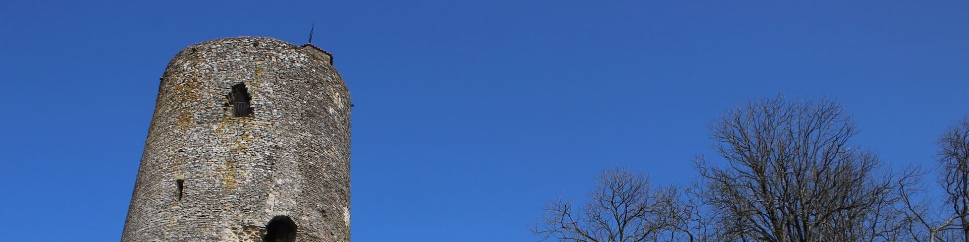 cold weather give this blue sky over Tour Mélusine