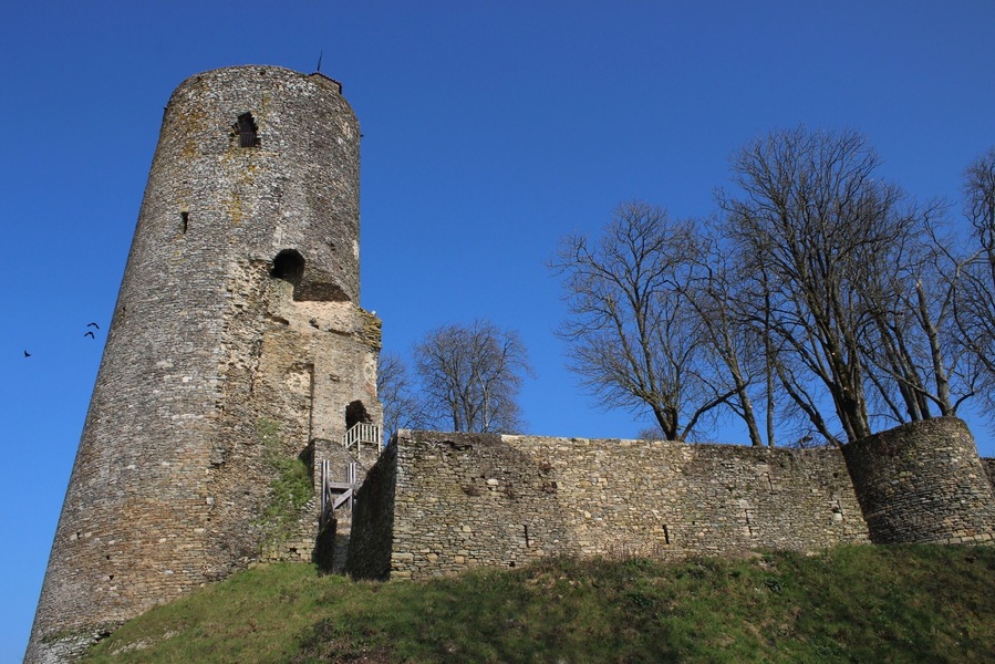 cold weather give this blue sky over Tour Mélusine