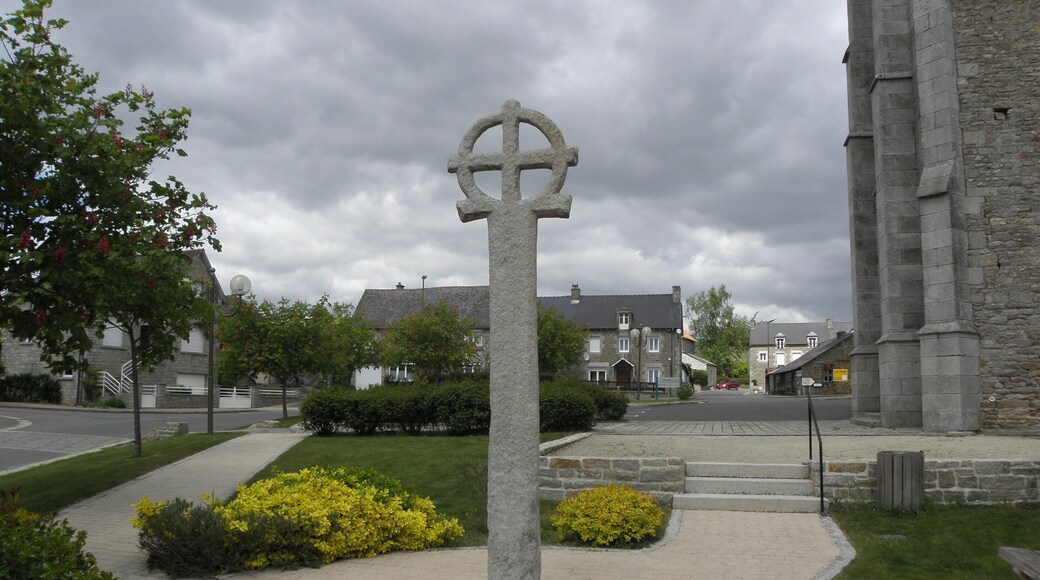 Croix nimbée , place de l'église de Trévron