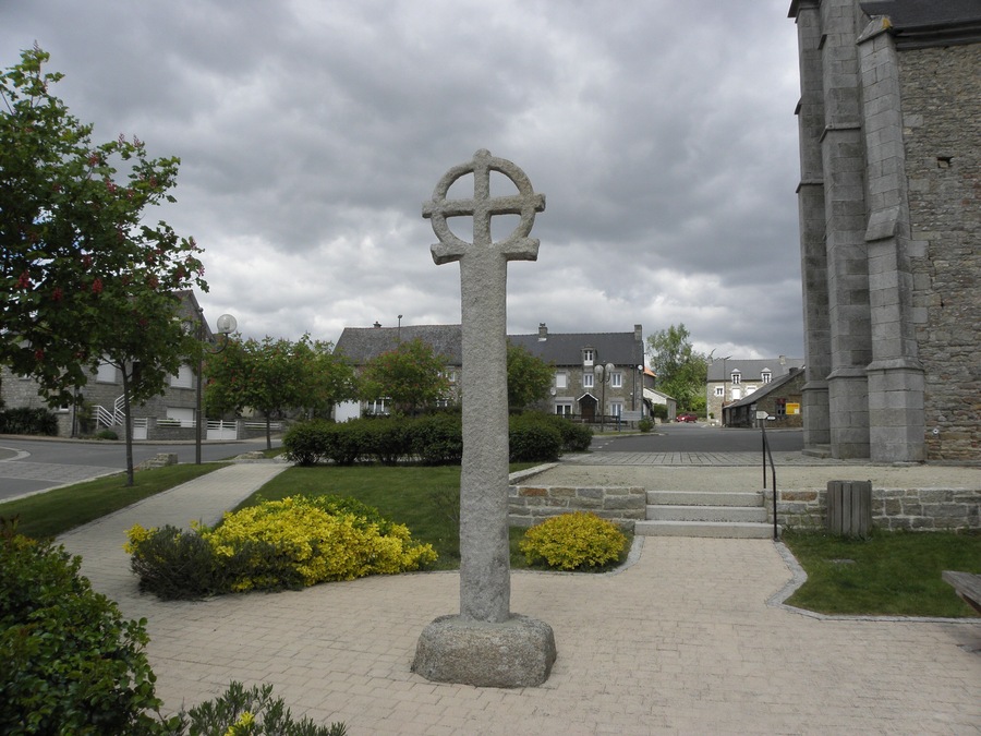 Croix nimbée , place de l'église de Trévron