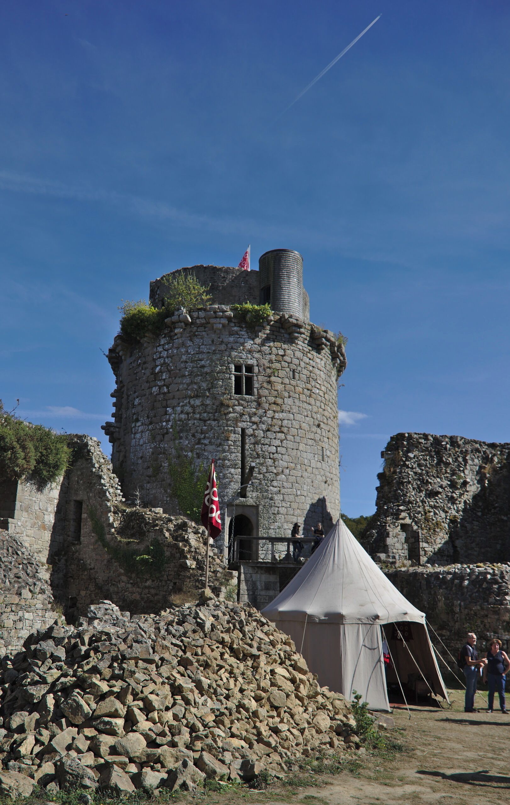 This building is indexed in the Base Mérimée, a database of architectural heritage maintained by the French Ministry of Culture, under the reference PA00089667 .