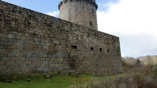 Le château de Tonquédec est situé sur la commune du même nom, en Bretagne. C'est un des monuments les plus visités du département des Côtes-d'Armor.