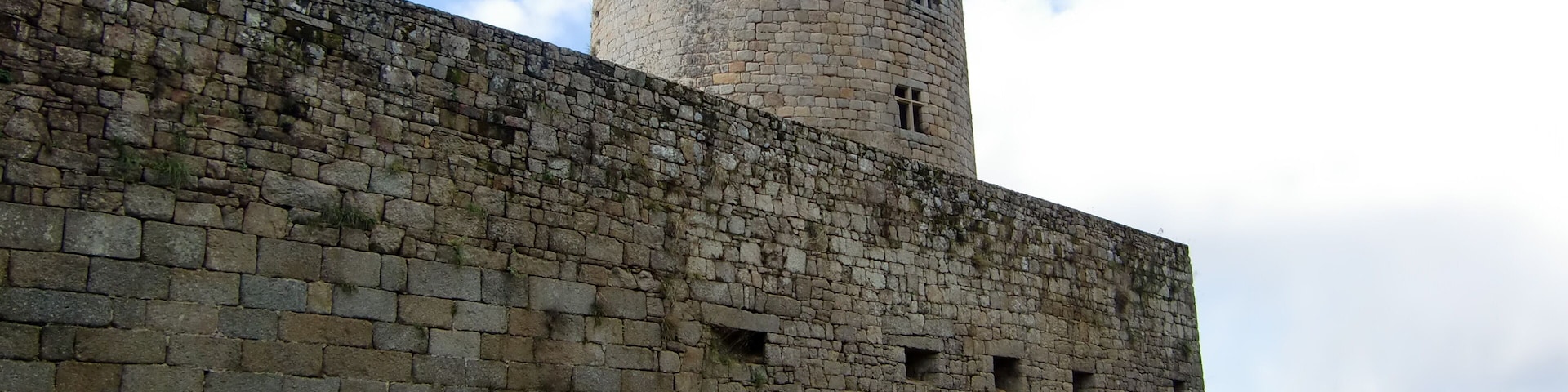 Le château de Tonquédec est situé sur la commune du même nom, en Bretagne. C'est un des monuments les plus visités du département des Côtes-d'Armor.