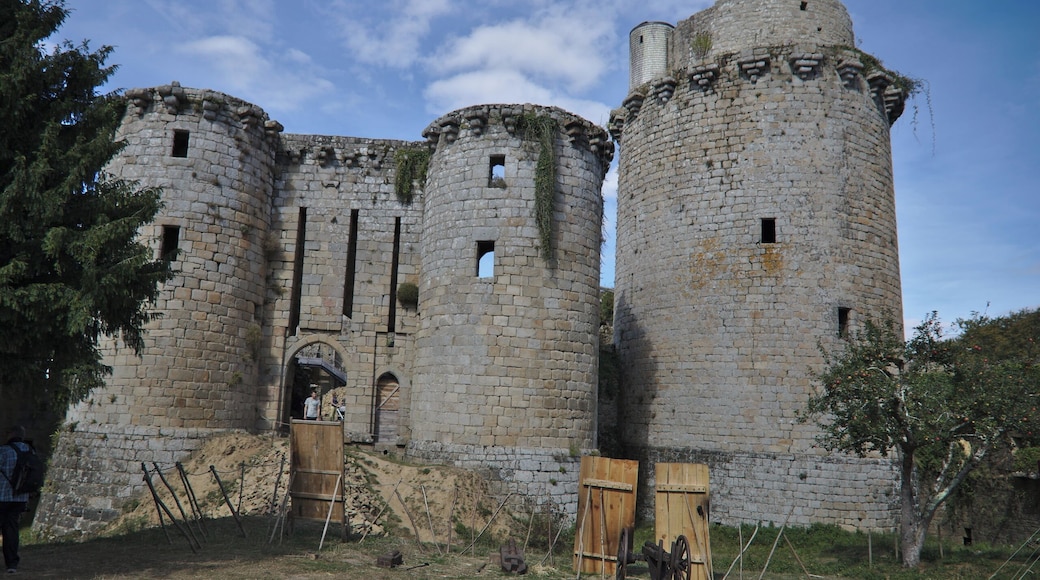 This building is indexed in the Base Mérimée, a database of architectural heritage maintained by the French Ministry of Culture, under the reference PA00089667 .