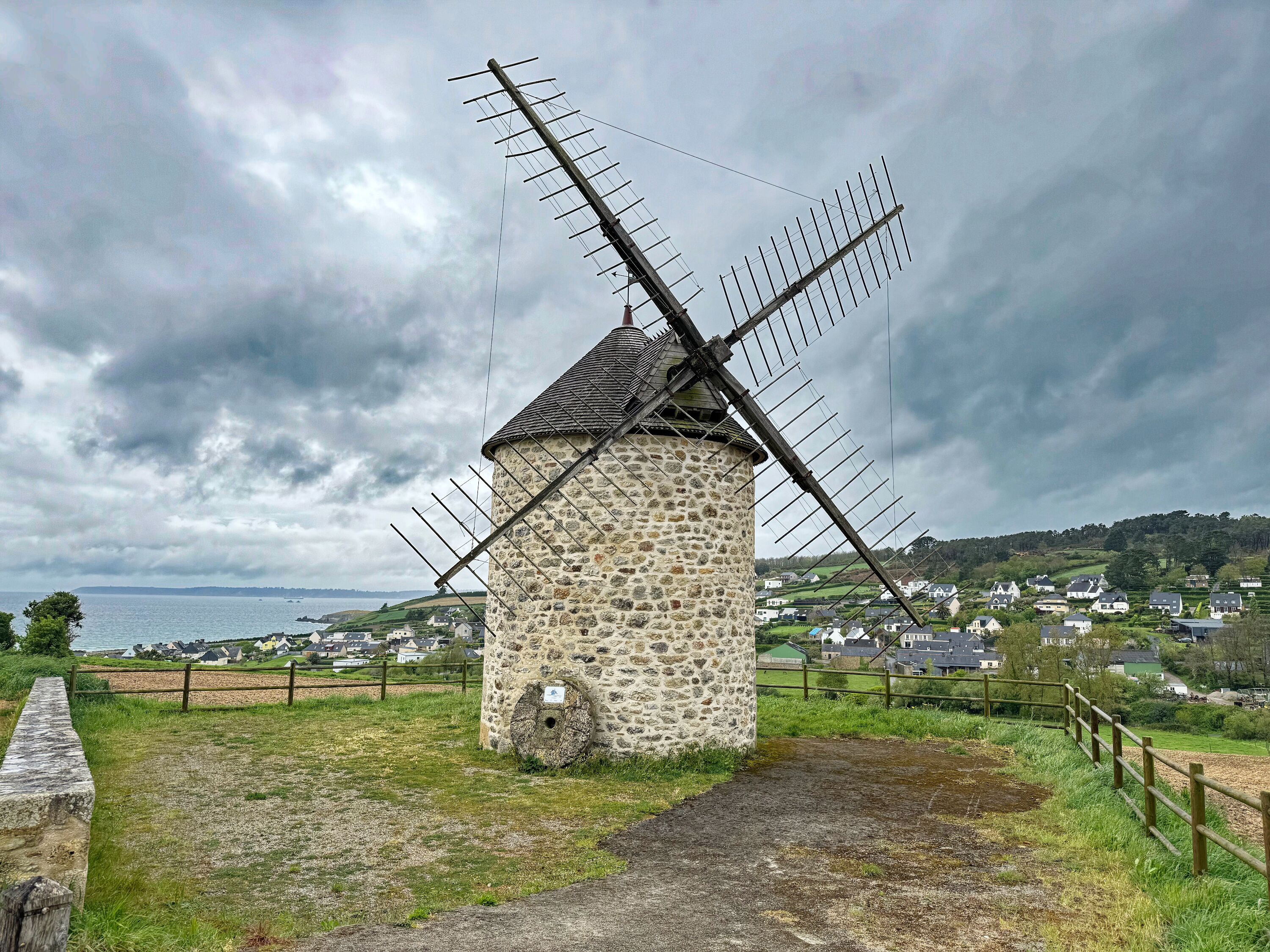 Vue sur la mer depuis les hauteurs du Moulin à vent de Telgruc-sur-mer en bretagne dans le finistère