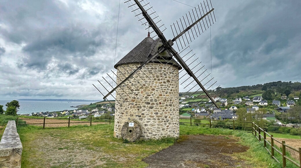 Vue sur la mer depuis les hauteurs du Moulin à vent de Telgruc-sur-mer en bretagne dans le finistère