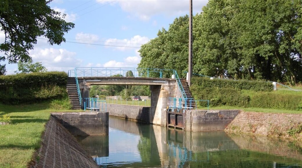 Openstaande sluis te Stenay in het Canal-de-l'Est-branche-Nord.