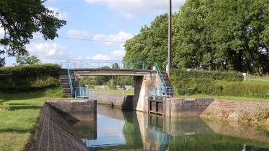 Openstaande sluis te Stenay in het Canal-de-l'Est-branche-Nord.