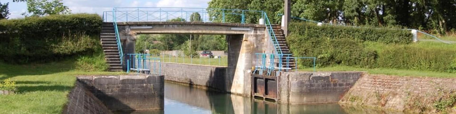 Openstaande sluis te Stenay in het Canal-de-l'Est-branche-Nord.