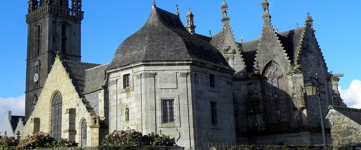 Extérieur de l'église Saint-Suliau de Sizun (29). Clocher, flanc sud, sacristie et chevet.