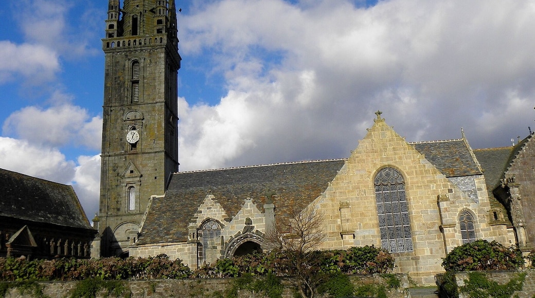Extérieur de l'église Saint-Suliau de Sizun (29). Clocher et flanc sud.