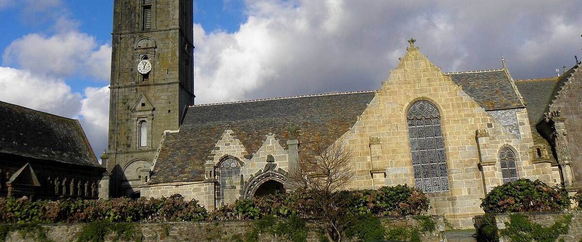 Extérieur de l'église Saint-Suliau de Sizun (29). Clocher et flanc sud.