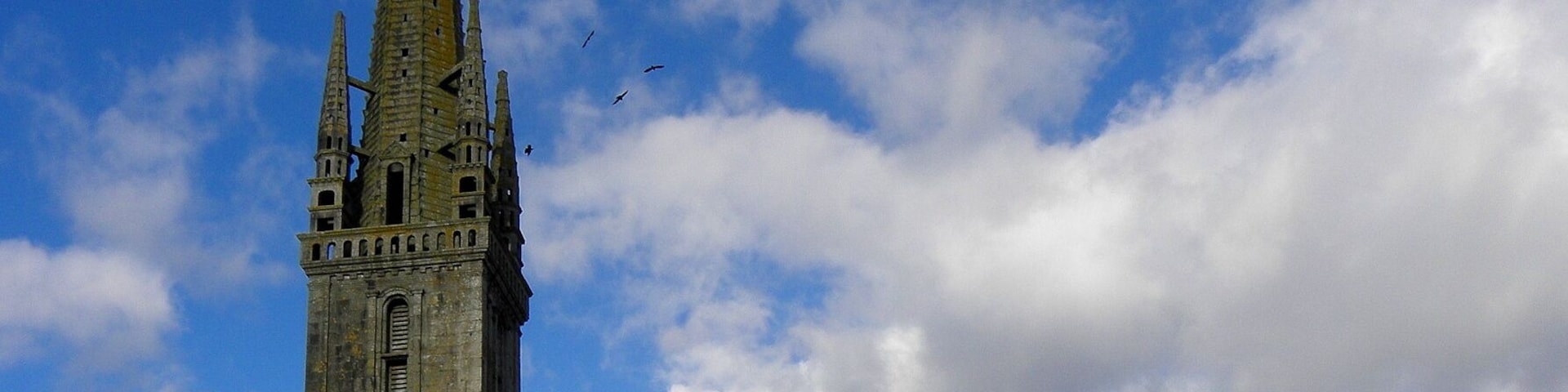 Extérieur de l'église Saint-Suliau de Sizun (29). Clocher et flanc sud.