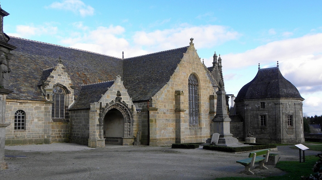 Extérieur de l'église Saint-Suliau de Sizun (29). Flanc sud et sacristie.