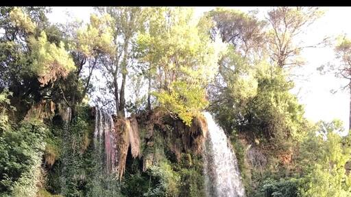 Très belle cascade de 43 mètre de haut, de garer au parking et longer le cimetière, une seconde cascade se trouve 1km plus loin