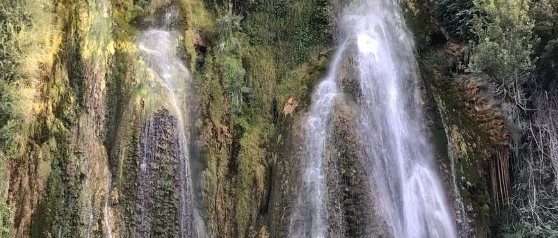 Très belle cascade de 43 mètre de haut, de garer au parking et longer le cimetière, une seconde cascade se trouve 1km plus loin
