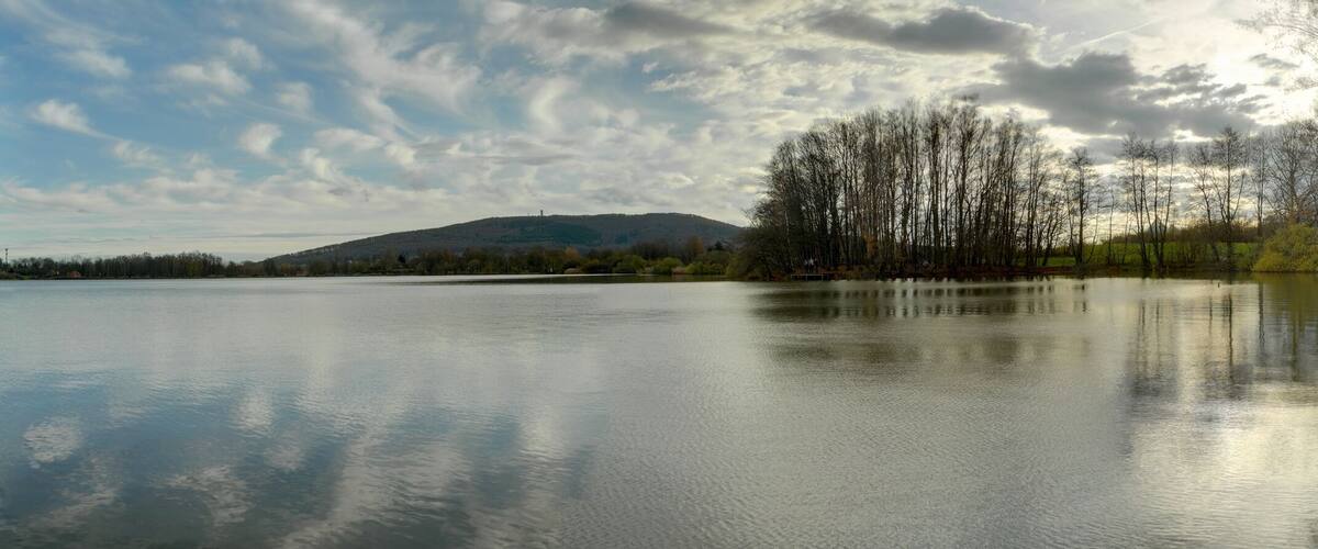 This file was uploaded with Commonist. Panorama de l'étang de la Véronne (HDR).
