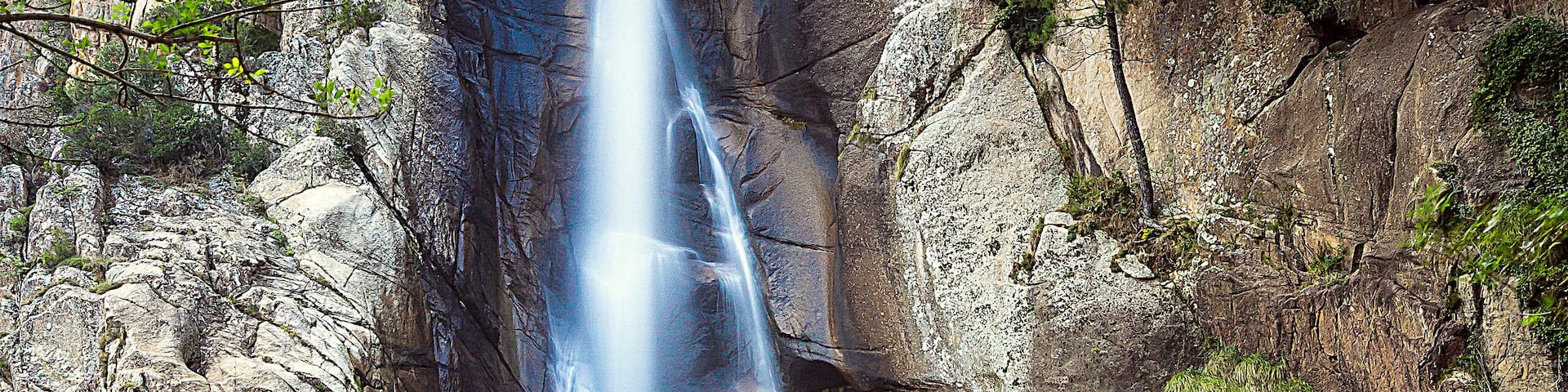 une magnifique cascade, perdue dans la forêt....
