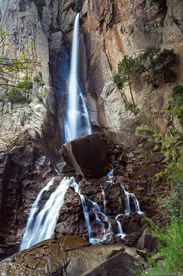 une magnifique cascade, perdue dans la forêt....