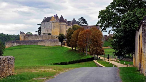 This building is indexed in the Base Mérimée, a database of architectural heritage maintained by the French Ministry of Culture, under the reference PA00082878 .