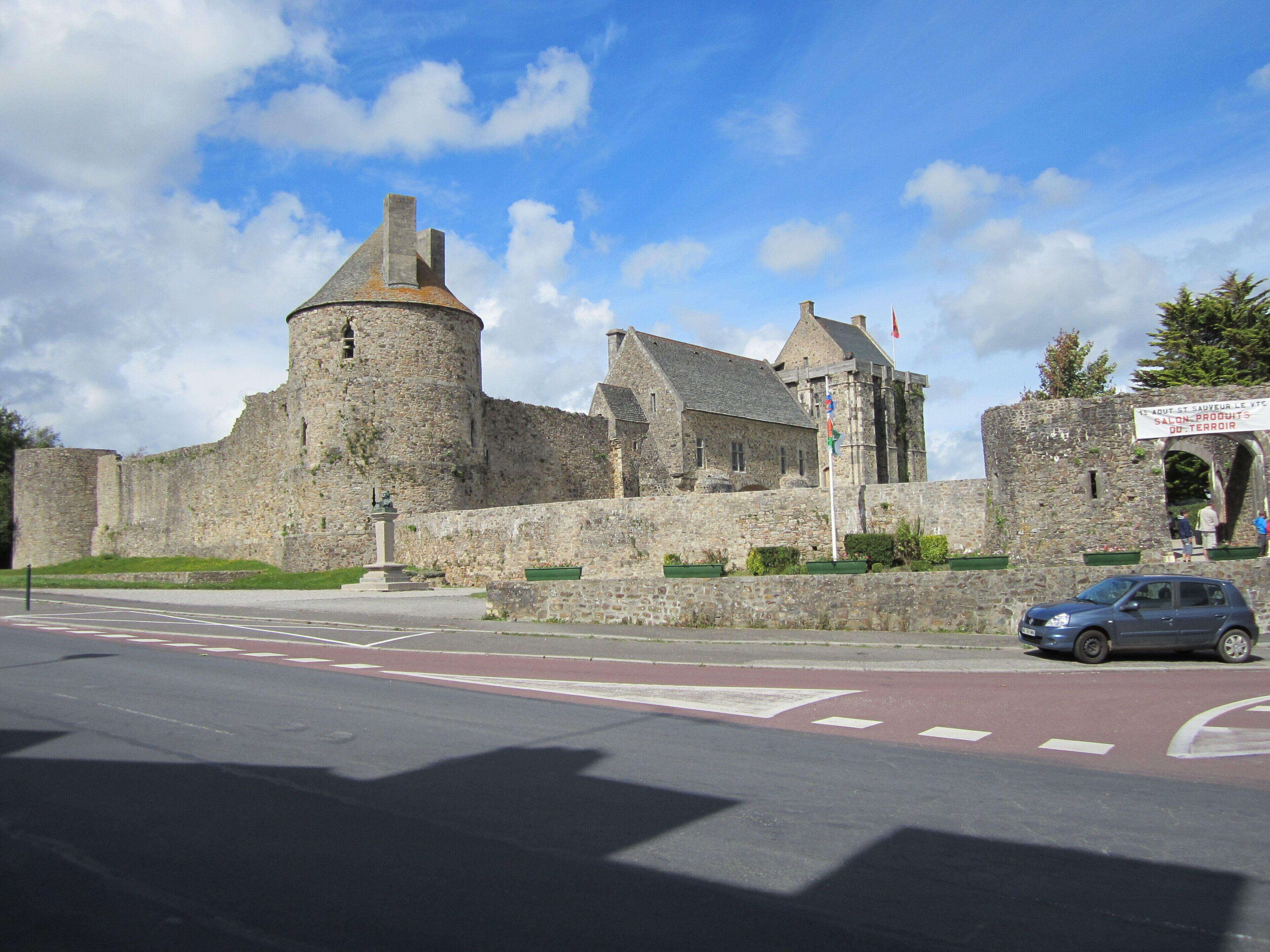 This building is indexed in the Base Mérimée, a database of architectural heritage maintained by the French Ministry of Culture, under the reference PA00110603 .