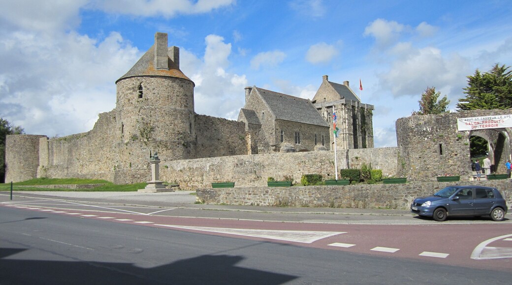 This building is indexed in the Base Mérimée, a database of architectural heritage maintained by the French Ministry of Culture, under the reference PA00110603 .