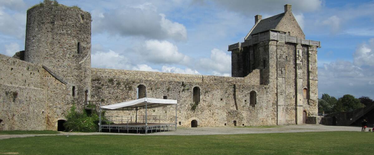 This building is indexed in the Base Mérimée, a database of architectural heritage maintained by the French Ministry of Culture, under the reference PA00110603 .