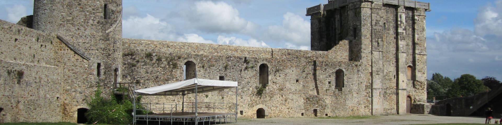 This building is indexed in the Base Mérimée, a database of architectural heritage maintained by the French Ministry of Culture, under the reference PA00110603 .