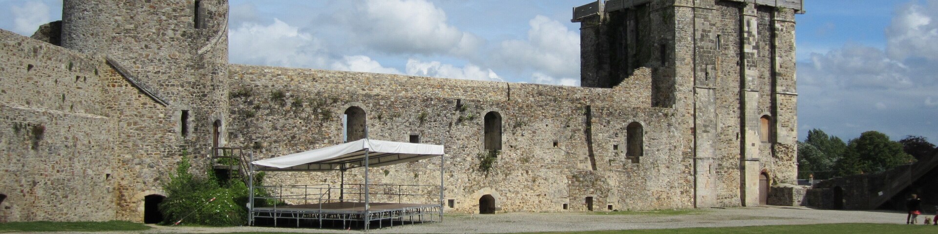 This building is indexed in the Base Mérimée, a database of architectural heritage maintained by the French Ministry of Culture, under the reference PA00110603 .