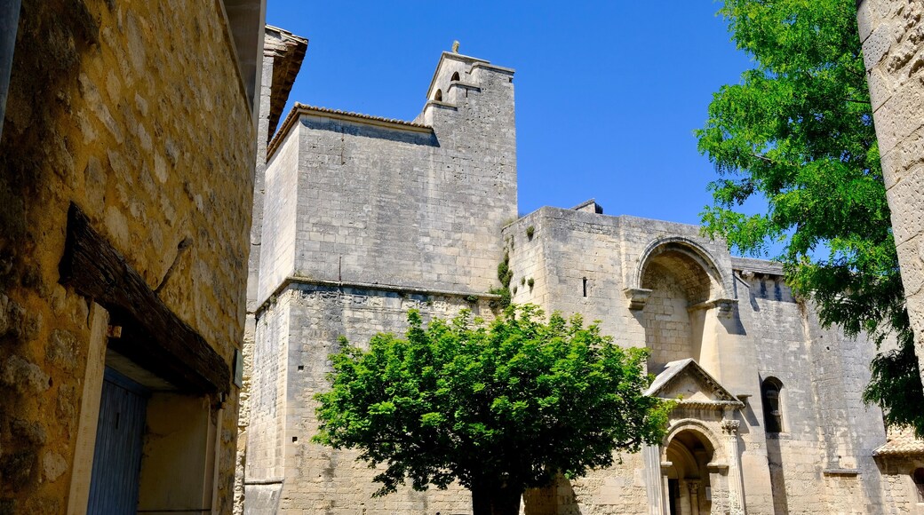église romane village de saint restitut drôme