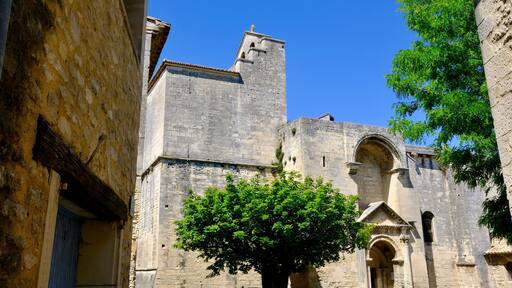 église romane village de saint restitut drôme