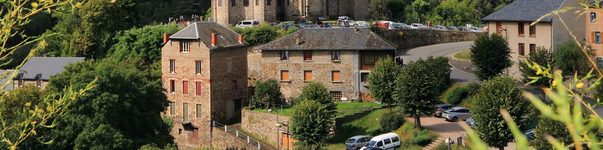 Église et village de Saint-Nectaire au coeur de l'Auvergne