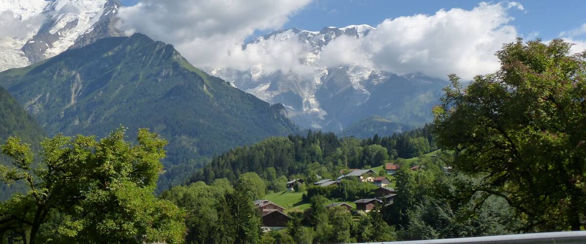 le massif du mont blanc sous les nuages