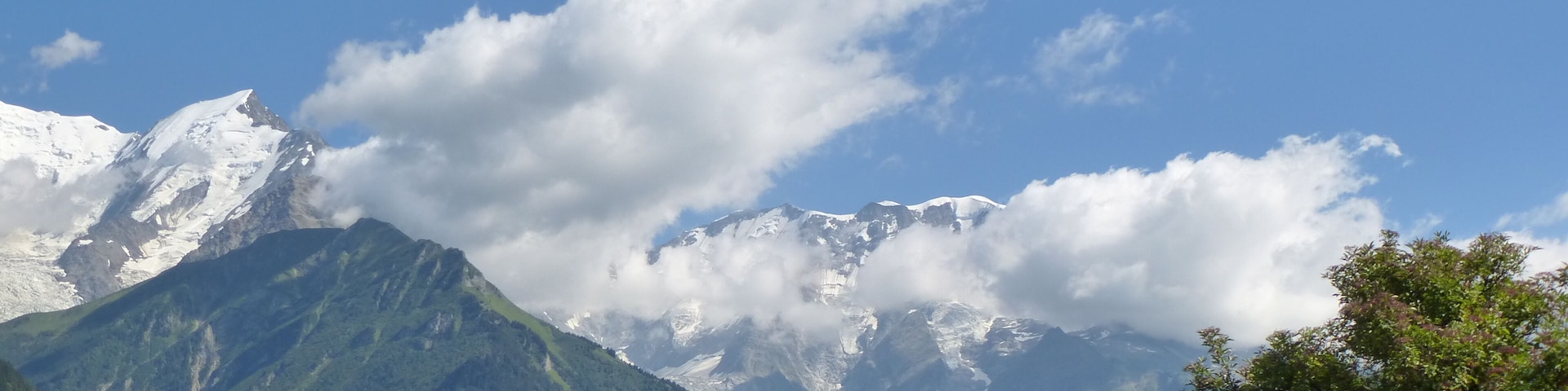 le massif du mont blanc sous les nuages