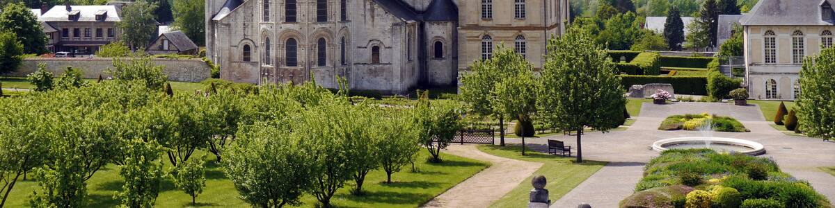 This building is indexed in the Base Mérimée, a database of architectural heritage maintained by the French Ministry of Culture, under the reference PA00101033 .