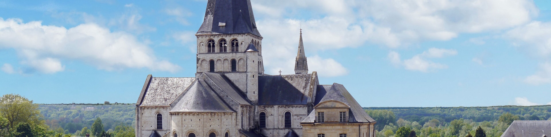 This building is indexed in the Base Mérimée, a database of architectural heritage maintained by the French Ministry of Culture, under the reference PA00101033 .