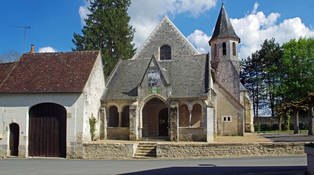 Saint-Jean-Saint-Germain (Indre-et-Loire) Église Saint-Jean-Baptiste. La commune étant un regroupement de deux communes (Saint-Jean et Saint-Germain), possède deux églises : L'église Saint-Jean-Baptiste et l'église Saint-Germain du XIème siècle, modifiée au XVI et XVIIIème siècle. L'église Saint-Jean-Baptiste a été construite au XIe siècle pour la nef; au XIIe pour le clocher; au XIIIe siècle pour le choeur, la façade et la chapelle seigneuriale. Le porche a été ajouté au XVe siècle. Le clocher, du XIIe, carré à la base, se termine en tourelle octogonale. tourainissime.blogspot.fr/2009/06/saint-jean-saint-germai...
