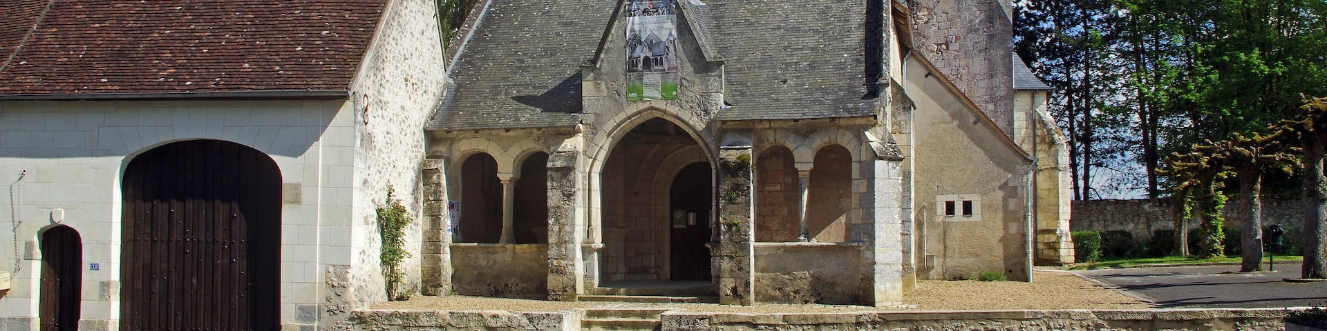 Saint-Jean-Saint-Germain (Indre-et-Loire) Ăglise Saint-Jean-Baptiste. La commune Ă©tant un regroupement de deux communes (Saint-Jean et Saint-Germain), possĂšde deux Ă©glises : L'Ă©glise Saint-Jean-Baptiste et l'Ă©glise Saint-Germain du XIĂšme siĂšcle, modifiĂ©e au XVI et XVIIIĂšme siĂšcle. L'Ă©glise Saint-Jean-Baptiste a Ă©tĂ© construite au XIe siĂšcle pour la nef; au XIIe pour le clocher; au XIIIe siĂšcle pour le choeur, la façade et la chapelle seigneuriale. Le porche a Ă©tĂ© ajoutĂ© au XVe siĂšcle. Le clocher, du XIIe, carrĂ© Ă la base, se termine en tourelle octogonale. tourainissime.blogspot.fr/2009/06/saint-jean-saint-germai...