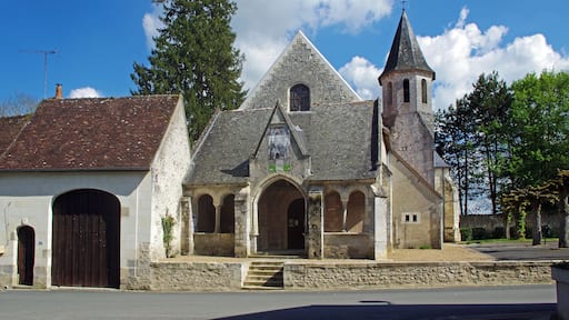 Saint-Jean-Saint-Germain (Indre-et-Loire) Ăglise Saint-Jean-Baptiste. La commune Ă©tant un regroupement de deux communes (Saint-Jean et Saint-Germain), possĂšde deux Ă©glises : L'Ă©glise Saint-Jean-Baptiste et l'Ă©glise Saint-Germain du XIĂšme siĂšcle, modifiĂ©e au XVI et XVIIIĂšme siĂšcle. L'Ă©glise Saint-Jean-Baptiste a Ă©tĂ© construite au XIe siĂšcle pour la nef; au XIIe pour le clocher; au XIIIe siĂšcle pour le choeur, la façade et la chapelle seigneuriale. Le porche a Ă©tĂ© ajoutĂ© au XVe siĂšcle. Le clocher, du XIIe, carrĂ© Ă la base, se termine en tourelle octogonale. tourainissime.blogspot.fr/2009/06/saint-jean-saint-germai...