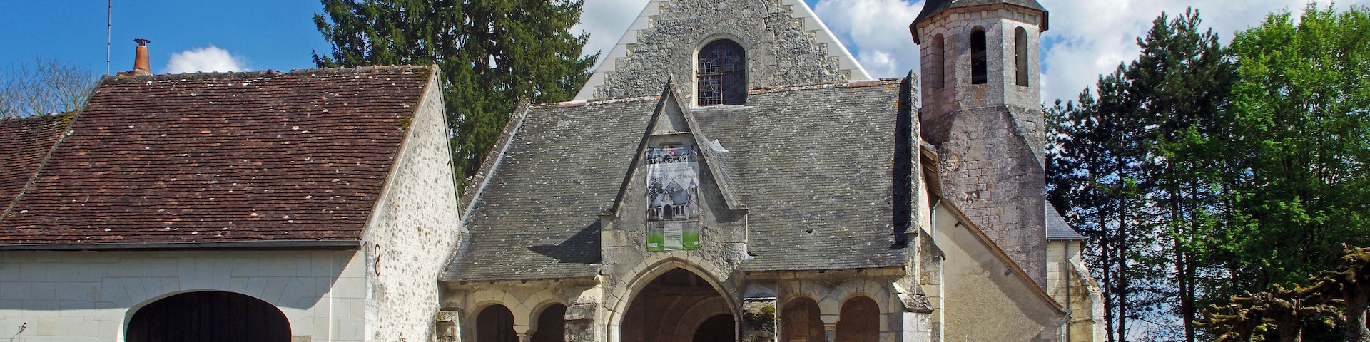 Saint-Jean-Saint-Germain (Indre-et-Loire) Église Saint-Jean-Baptiste. La commune étant un regroupement de deux communes (Saint-Jean et Saint-Germain), possède deux églises : L'église Saint-Jean-Baptiste et l'église Saint-Germain du XIème siècle, modifiée au XVI et XVIIIème siècle. L'église Saint-Jean-Baptiste a été construite au XIe siècle pour la nef; au XIIe pour le clocher; au XIIIe siècle pour le choeur, la façade et la chapelle seigneuriale. Le porche a été ajouté au XVe siècle. Le clocher, du XIIe, carré à la base, se termine en tourelle octogonale. tourainissime.blogspot.fr/2009/06/saint-jean-saint-germai...