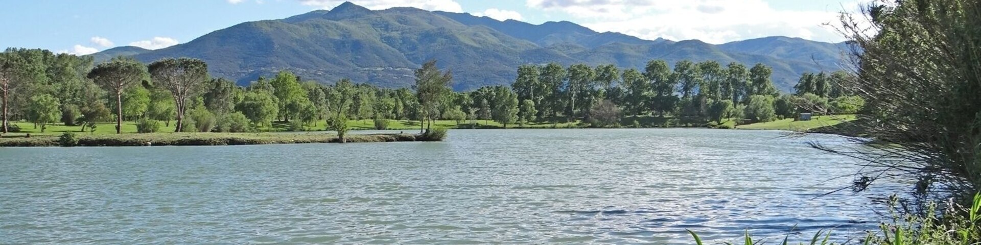 Situé sur la route qui mène au col du Perthus, l'aménagement de cet espace naturel, particulièrement accueillant, est une belle initiative prise par cette petite commune des Pyrénées-orientales. Enchâssé dans un écrin de verdure avec le Canigó en toile de fond, le Centre naturel de loisirs propose baignades surveillées (en période estivale), espace pour courir, marcher, se promener, un parcours de santé, un lac de pêche... Mais aussi, dès les premiers jours du printemps, de nombreuses activités ludiques et sportives Extrait du site officiel stjeanpladecorts.fr/les_lacs.php