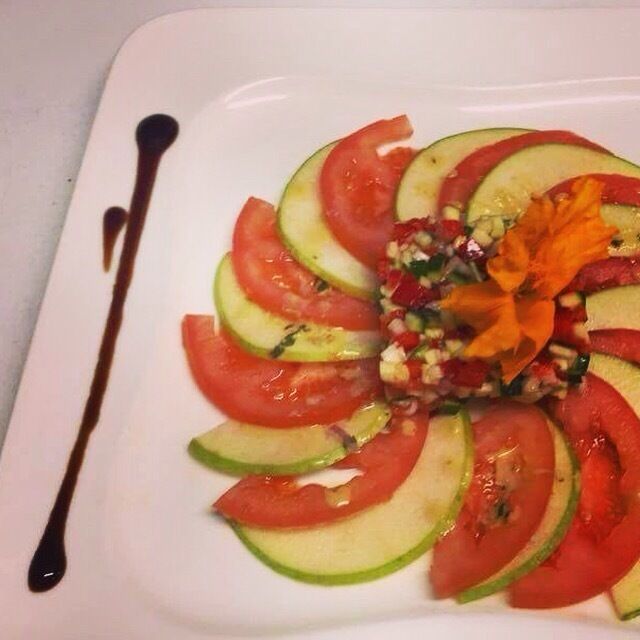 Carpaccio de tomates et pomme granny, tartare de courgette...fameux !!