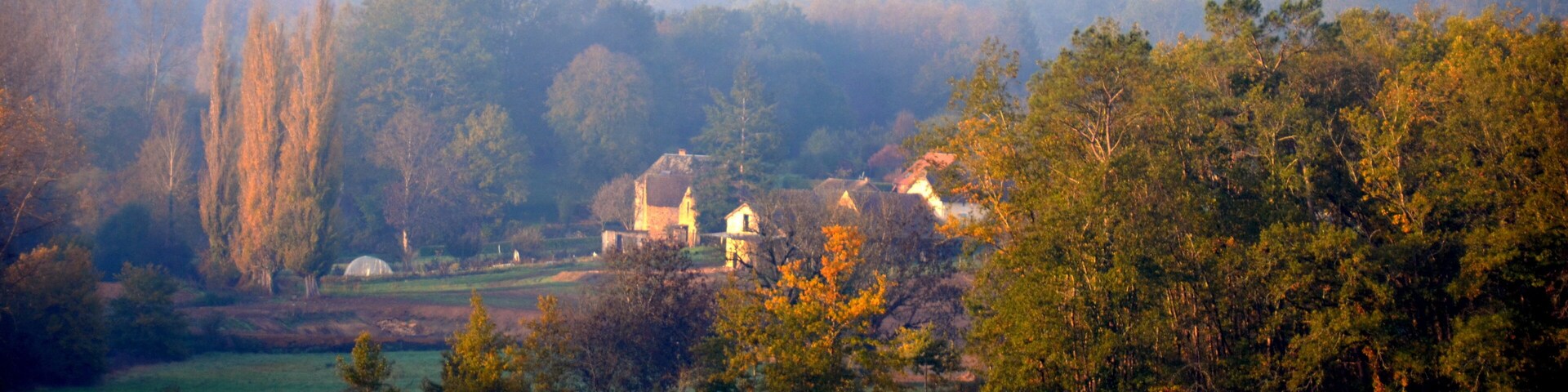 Morning fog over the fields at Liaubou-Bas Dordogne with nice autumncolours